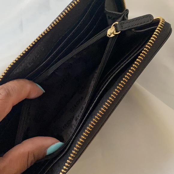Michael Kors wallet. 👜👜👜👜🌺 - Picture 5 of 7